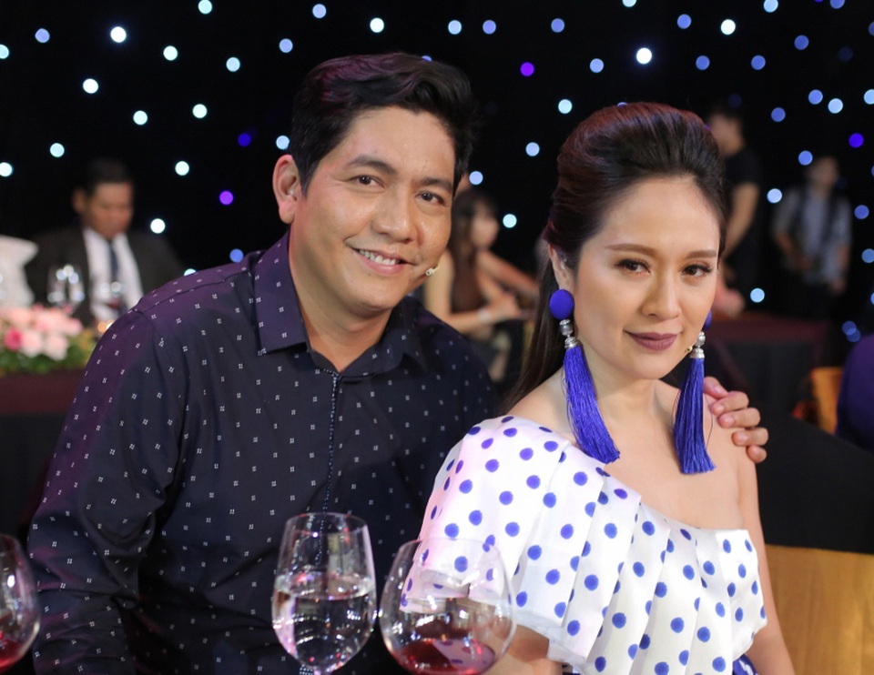 Đức Thịnh hoài nghi về tình cảm vợ chồng với Thanh Thúy - 3 Đức Thịnh cho biết anh rất lo lắng và đã ngăn cản khi vợ ngỏ ý chuyển sang kinh doanh. Thế nhưng, Đức Thịnh cũng phải chấp nhận cho vợ mình - một diễn viên đầy đam mê và có khả năng đi kinh doanh khi thấy cô ngồi khóc vì chồng không ủng hộ.