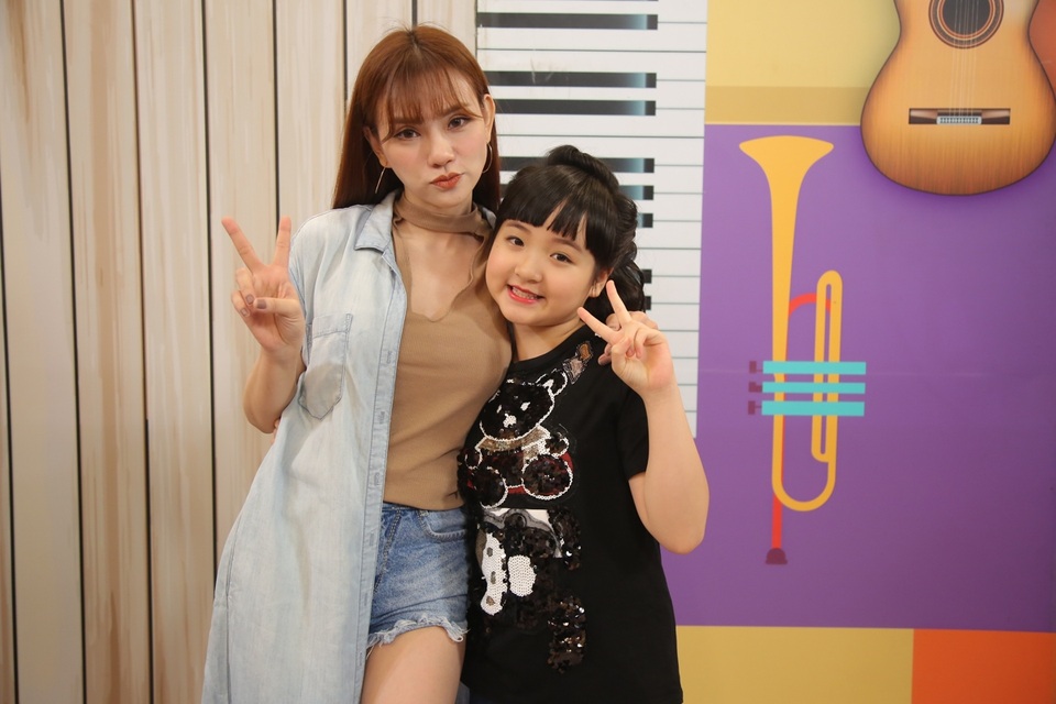 Bích Ngọc và cô giáo Thu Thủy.