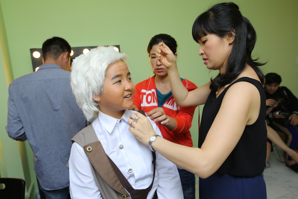 Được biết, trong suốt hành trình của cuộc thi, ca sĩ Trang Nhung, mẹ bé Bích Ngọc luôn bên cạnh, động viên ủng hộ con gái, những những nốt hát cao, khó chị cũng không ngần ngại thức đêm hôm để cùng HLV Thu Thuỷ dạy cho Bích Ngọc.