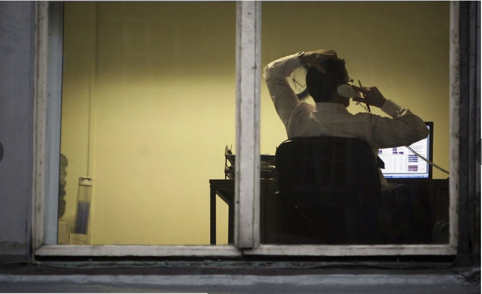 Chúng ta đang tiến gần tới thời đại của lo âu - 6
27% cho biết công việc, mà cụ thể là thời gian làm việc kéo dài, chính là thủ phạm khiến họ lo âu