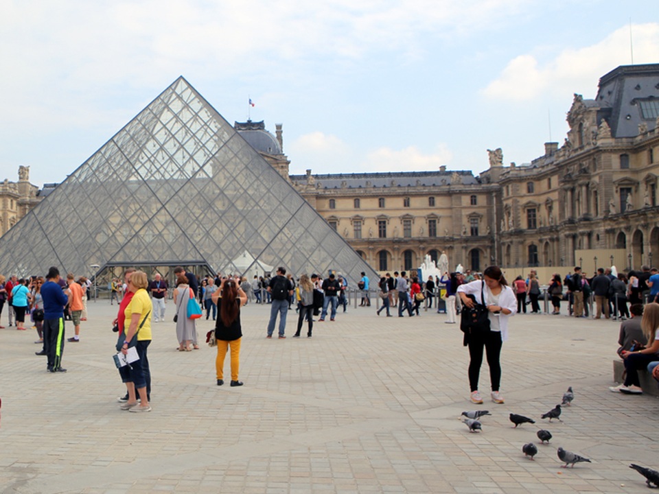 
Bên ngoài bảo tàng Louvre
