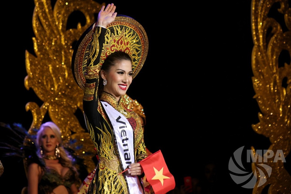 Loan Vương với màn trình diễn trang phục dân tộc.