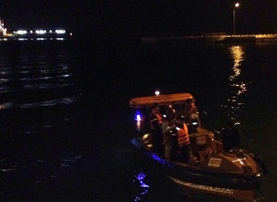 Do trời tối, nước sâu nên công tác tìm kiếm gặp khó khăn