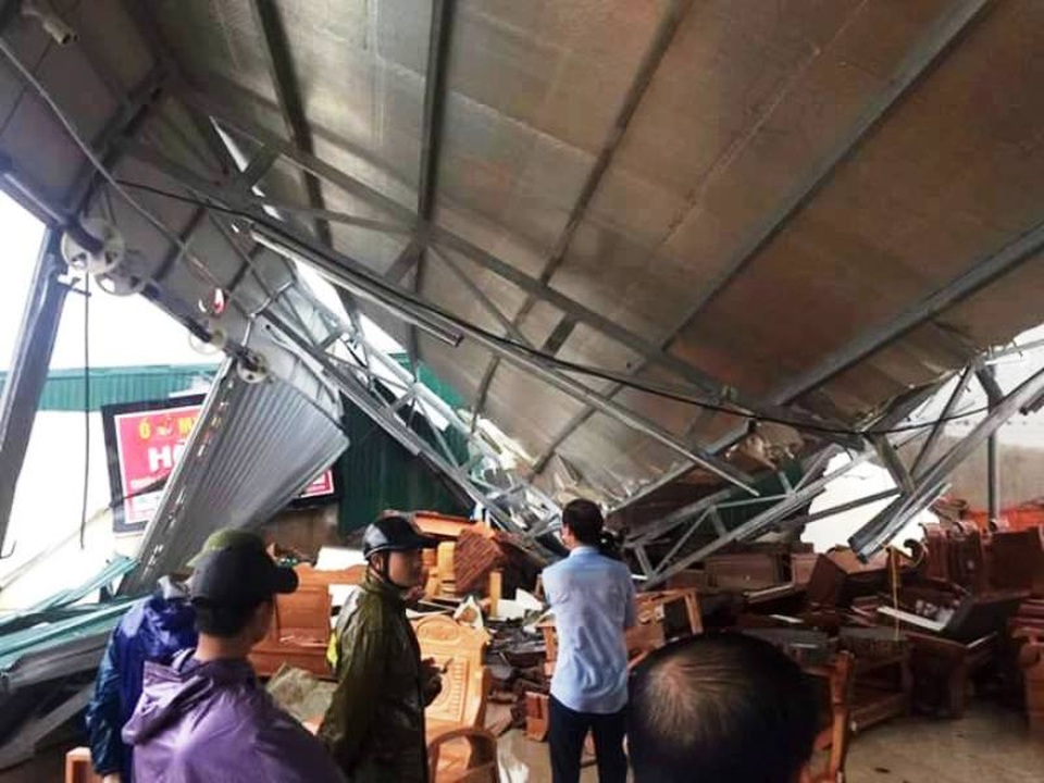 Lốc xoáy cuốn bay ô tô, 4 người bị thương, nhiều nhà hư hỏng - 5 Nhiều mái tôn ở các cửa hàng bị sập