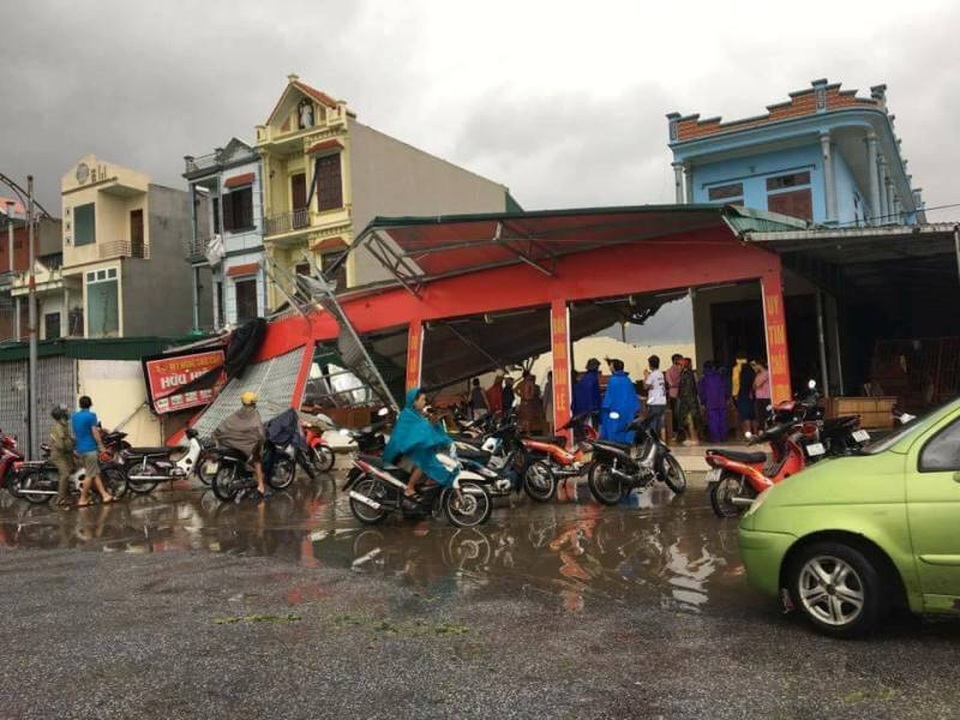 Lốc xoáy cuốn bay ô tô, 4 người bị thương, nhiều nhà hư hỏng - 1 Cơn lốc xoáy khiến nhiều nhà dân bị hư hỏng nặng