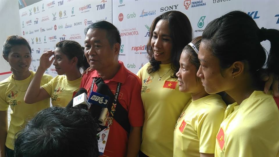 
Đội tuyển điền kinh 4x100 m nữ và HLV Vũ Trọng Lơi (thứ ba từ trái sang0
