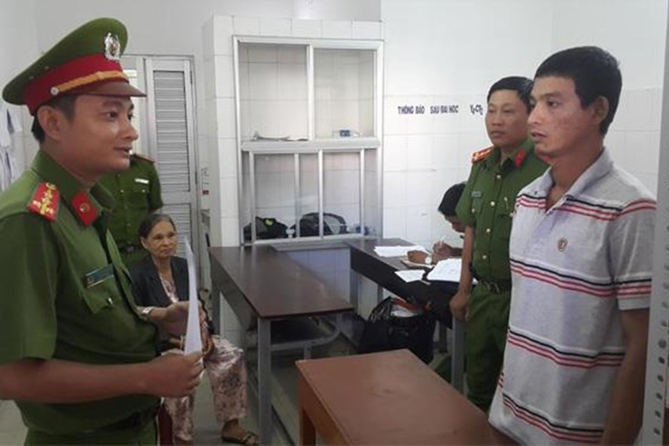 
Cơ quan CSĐT Công an tỉnh Hậu Giang, đọc lệnh khởi tố, bắt tạm giam đối tượng Thiện (ảnh: Công an Hậu Giang)
