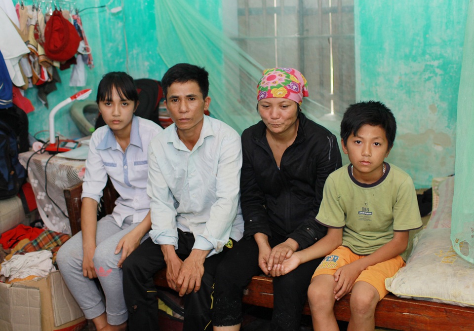 Nghẹn ngào bức thư khẩn cầu của nữ sinh lớp 9: "Có phép màu nào cứu gia đình em không?” - 1 4 người trong gia đình bé Linh đều đang mang bệnh trong khi gia cảnh đã lâm vào khánh kiệt, cùng quẫn
