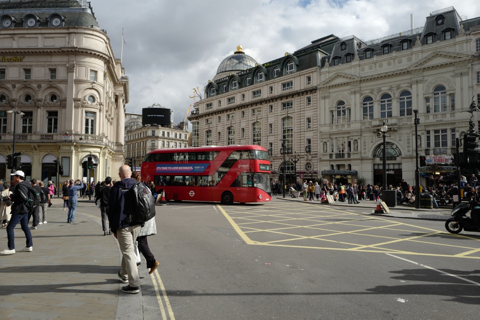 London kiều diễm, London "quê mùa" - 4
Khu vực quảng trường Piccadilly luôn đông đúc, náo nhiệt, đặc biệt là vào các dịp cuối tuần.