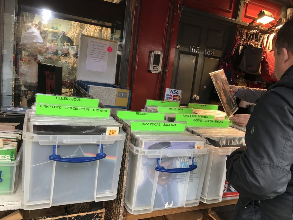 London kiều diễm, London "quê mùa" - 7
Bạn có thể tìm mua đĩa than của những ban nhạc lừng danh một thời. Chủ gian hàng có cả đầu đọc cho khách thử đĩa tại chỗ.