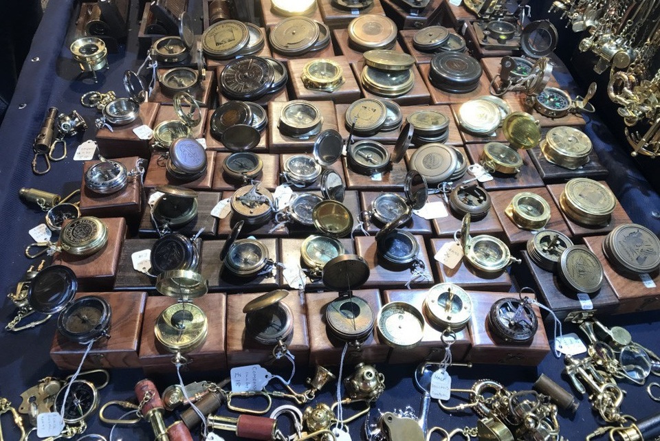 London kiều diễm, London "quê mùa" - 11 Tuy nhiên, khách hàng cũng phải là người có hiểu biết, bởi không phải tất cả mọi món đồ được bày bán tại đây đều là đồ cổ xịn, mà chỉ là hàng giả cổ.