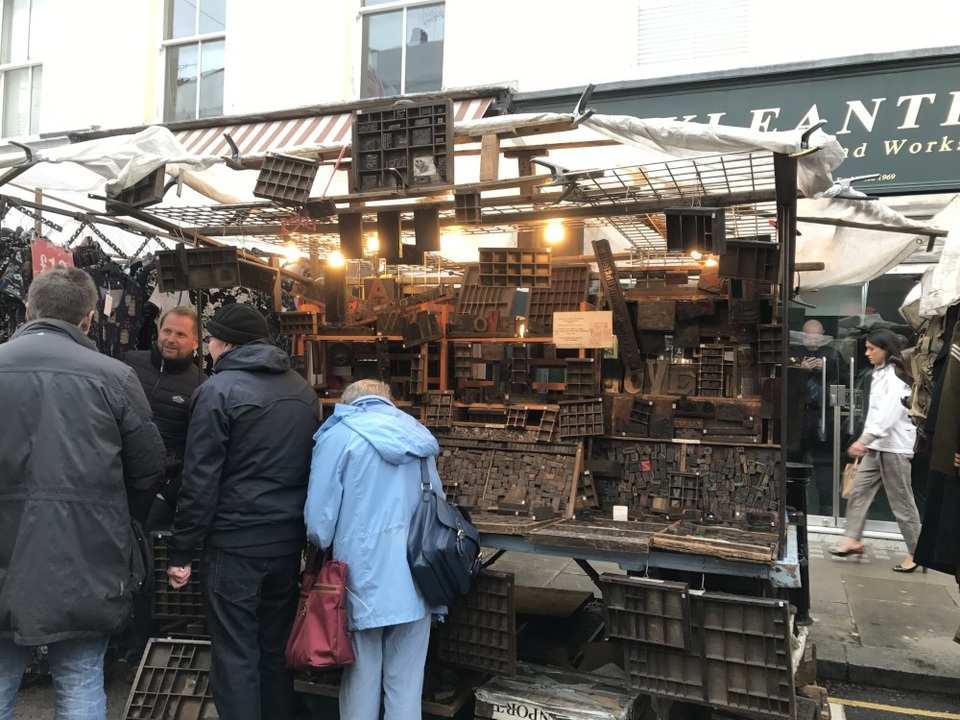 London kiều diễm, London "quê mùa" - 18 Một gian bán con dấu và khay đựng con dấu bằng gỗ.