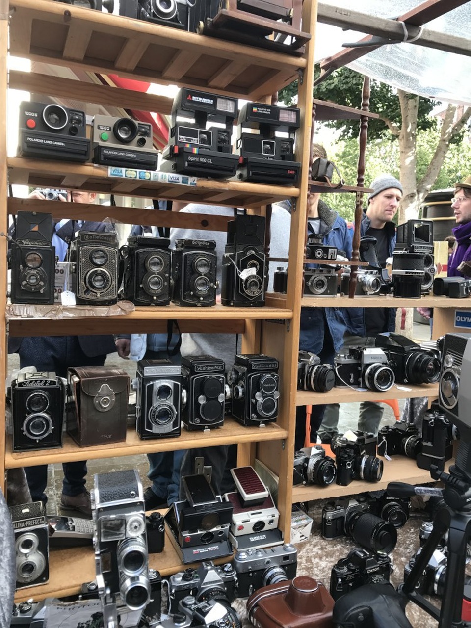 London kiều diễm, London "quê mùa" - 10
Tuỳ tình trạng và tuổi đời của máy, cũng như tài mặc cả của người mua, giá bán có thể từ vài chục đến vài trăm bảng Anh (tương đương vài triệu đến hàng chục triệu đồng)