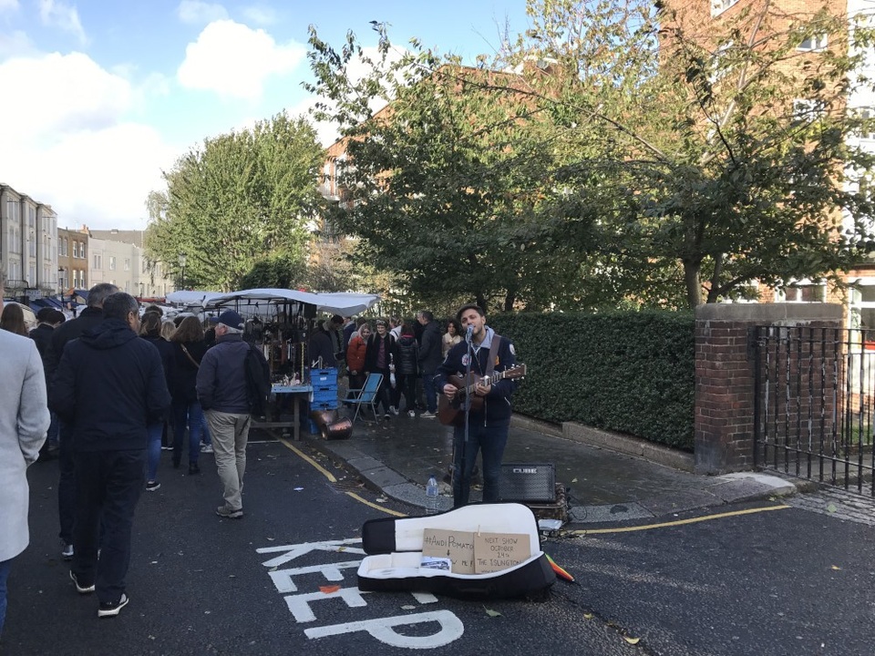 London kiều diễm, London "quê mùa" - 19 Những nghệ sĩ đường phố luôn biểu diễn hết mình bất kể trời mưa hay rét.