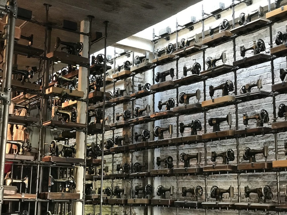 London kiều diễm, London "quê mùa" - 17
Hàng trăm chiếc máy khâu cũ kỹ trở thành vật trang trí cho một cửa hàng thời trang.