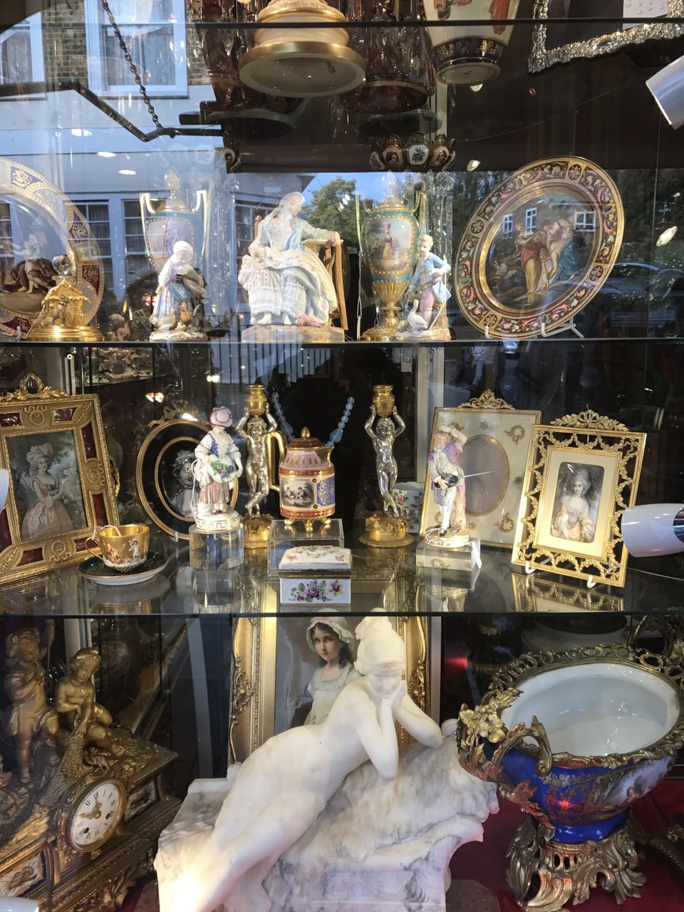 London kiều diễm, London "quê mùa" - 8 Những món đồ cổ đắt giá được bày trong tủ kính.
