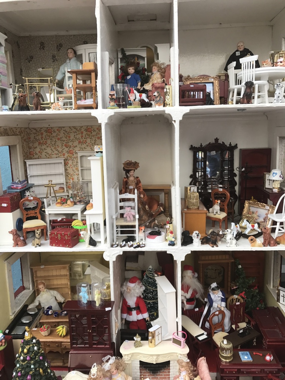 London kiều diễm, London "quê mùa" - 16 Portobello mê hoặc không chỉ người lớn, mà cả các em nhỏ, bởi những gian hàng bán tượng sứ các nhân vật hoạt hình hoặc những món đồ trang trí cho nhà búp bê, với từng chi tiết nhỏ xinh được chăm chút tỉ mỉ.