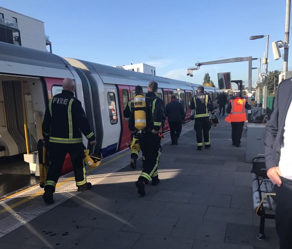 Nổ bom tự chế trên tàu điện ngầm ở London, nghi ngờ có liên quan đến khủng bố - 5
Lực lượng an ninh có mặt tại hiện trường (Ảnh: Metro)