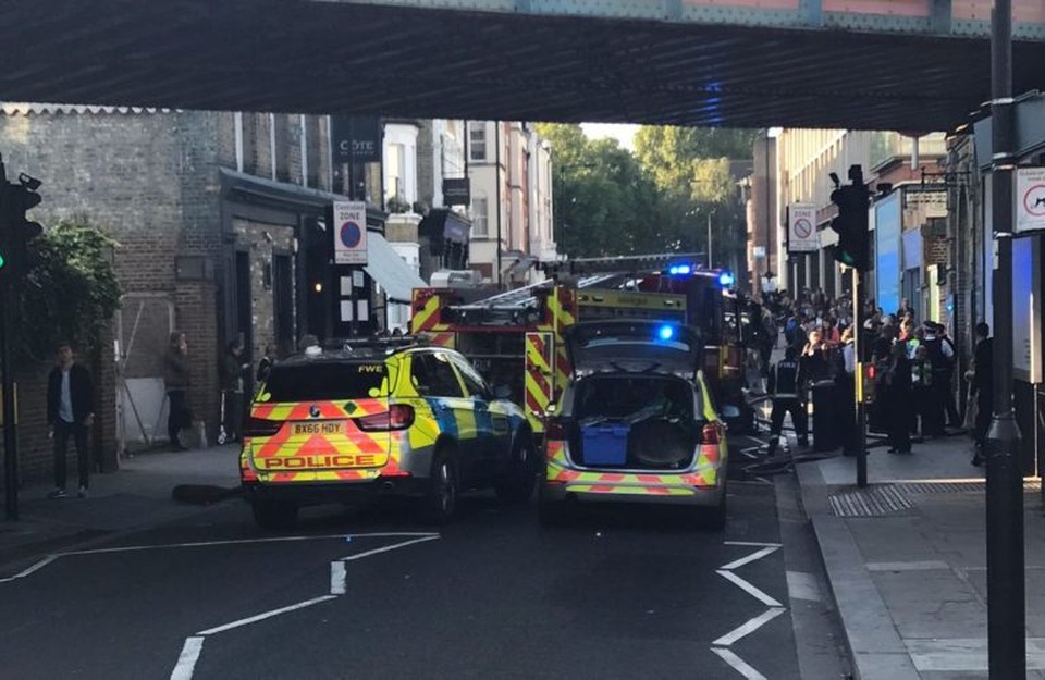 Nổ bom tự chế trên tàu điện ngầm ở London, nghi ngờ có liên quan đến khủng bố - 7
Các phương tiện của lực lượng cứu hỏa và cảnh sát tập trung gần hiện trường (Ảnh: Metro)