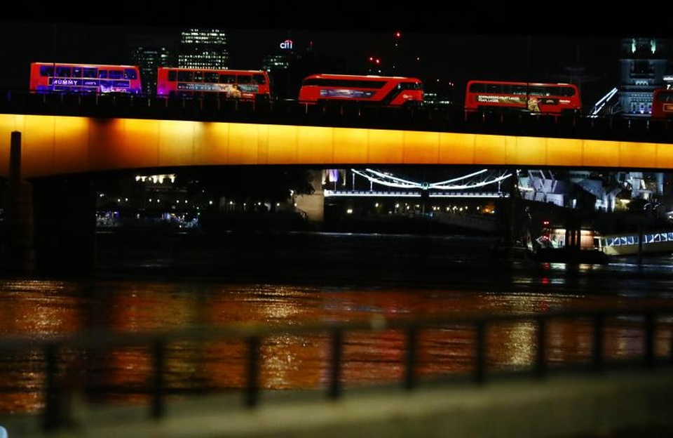 Thủ đô London rúng động vì các vụ tấn công khủng bố - 7
Các xe buýt đỗ trên cầu London sau vụ tấn công (Ảnh: Reuters)