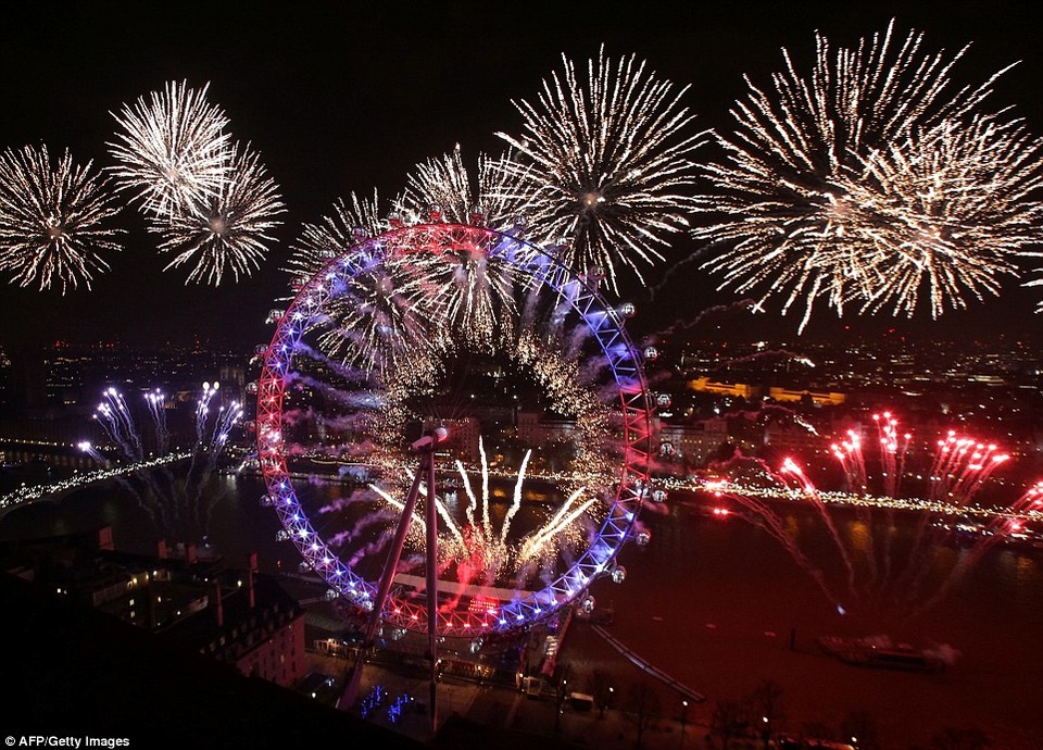 Pháo hoa rợp trời châu Âu chào đón năm mới 2017 - 3
Mãn nhãn với màn bắn pháo hoa bên bờ sông Thames ở London, Anh (Ảnh: Getty)