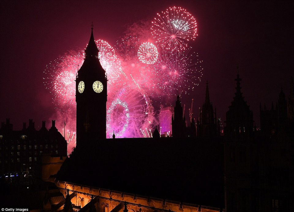 Pháo hoa rợp trời châu Âu chào đón năm mới 2017 - 2
Bầu trời London lung linh, huyền ảo trong đêm giao thừa (Ảnh: Getty)