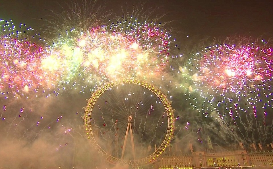 Pháo hoa rợp trời châu Âu chào đón năm mới 2017 - 5
Pháo hoa sáng rực bên trên vòng quay khổng lồ London Eye ở London (Ảnh: DM)