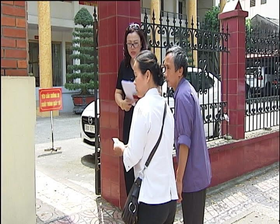 “Tử tù” Hàn Đức Long yêu cầu được tiếp tục xin lỗi - 1 Vợ chồng ông Long và luật sư Vũ Thị Nga (đại diện người tham gia bảo vệ quyền lợi) cùng đến Viện KSND tỉnh Bắc Giang
