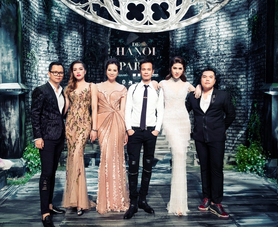 Đạo diễn Long Kan “chọn 4 mùa để thương nhớ” - 2 Long Kan (ngoài cùng bên trái) là Tổng Đạo diễn trong đêm thời trang De Hanoi à Pari của NTK Hoàng Hải (thứ 3 từ phải sang).
