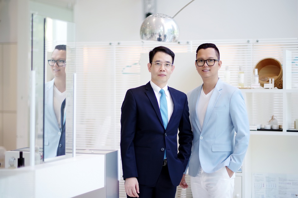 Đạo diễn Long Kan “chọn 4 mùa để thương nhớ” - 7 Đạo diễn Long Kan và ông Khương Anh Văn - Chủ tịch Menard Việt Nam - đại diện BTC Đại nhạc hội Son.