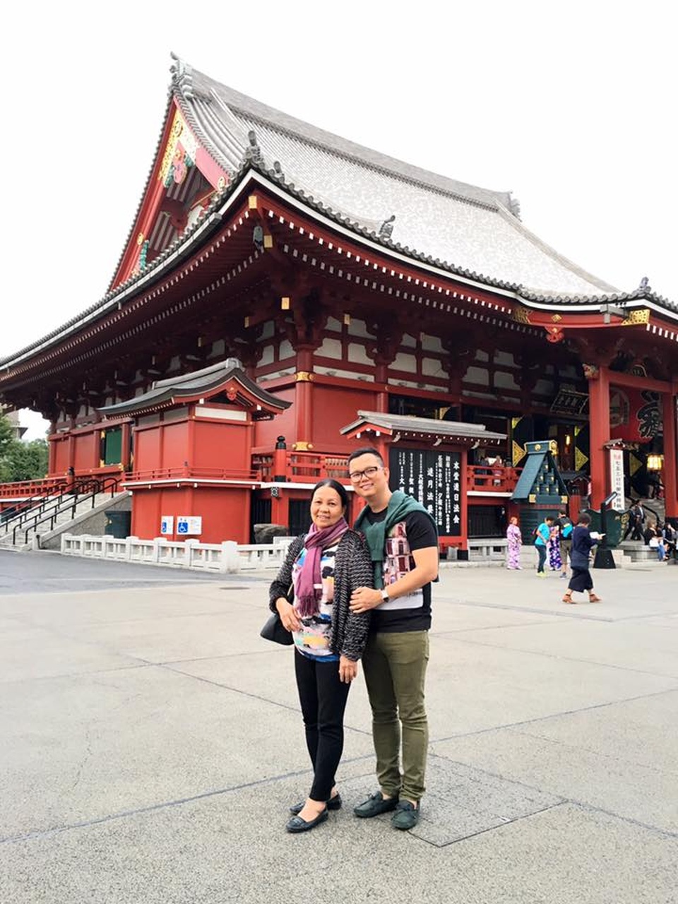 Đạo diễn Long Kan “chọn 4 mùa để thương nhớ” - 6 Đạo diễn Long Kan và mẹ.