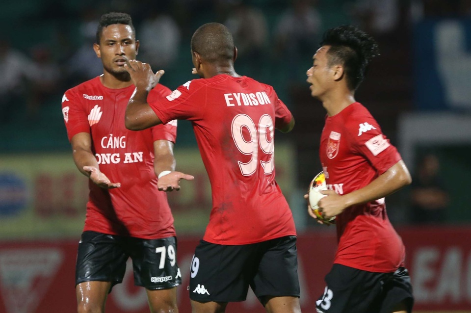 Hoà Sài Gòn FC, Long An ở sát với giải hạng dưới - 3 Trận hoà khiến cho Long An ngày càng gần với giải hạng Nhất (ảnh: Anh Hải)