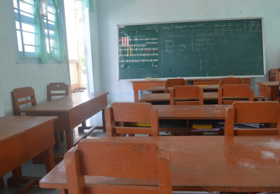 Phản đối học ghép, phụ huynh cho con nghỉ học - 2
Đến ngày 28, 29/9, tất cả phụ huynh lớp 2, lớp 3 đều không có học sinh đến lớp để phản đối việc nhà trường cho ghép lớp mà không thông báo với họ từ đầu năm.