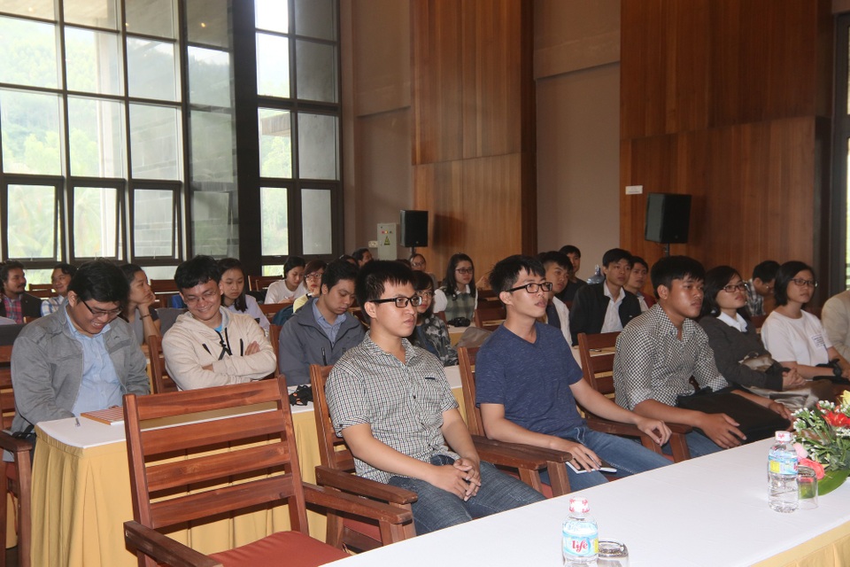 Vật liệu nano hai chiều: Mảnh đất tiềm năng nghiên cứu cho các nhà khoa học trẻ - 1
Các nhà khoa học trẻ tham gia lớp học