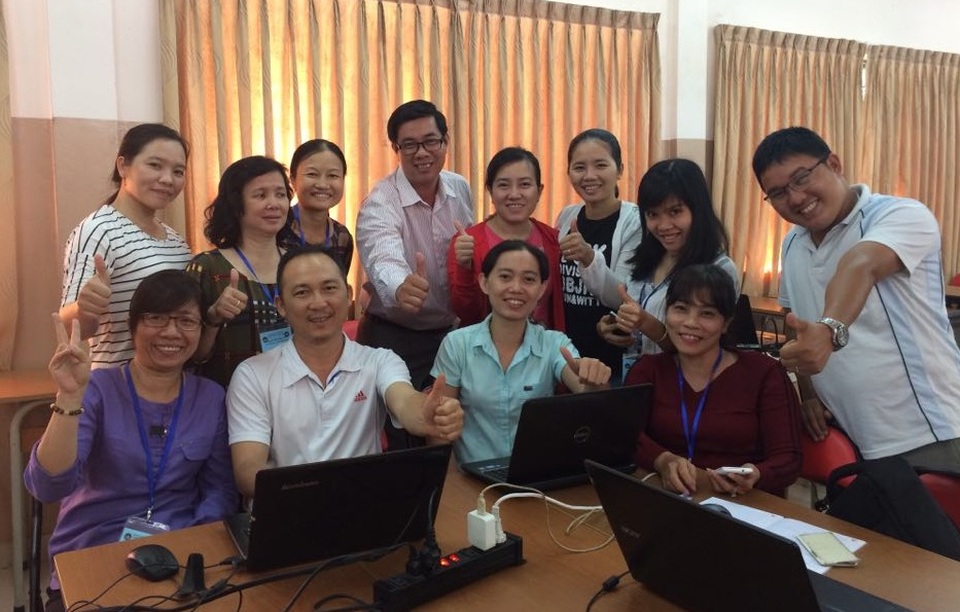 Cho trẻ học chữ trước khi vào lớp 1: Tất cả cùng khổ! - 1
Theo ThS Vũ Hoàng Sơn (áo trắng, đeo kính đứng giữa), giáo viên đang đánh đồng theo trình độ số đông học trò và trẻ không biết chữ trước khi vào lớp 1 lại thành cá biệt