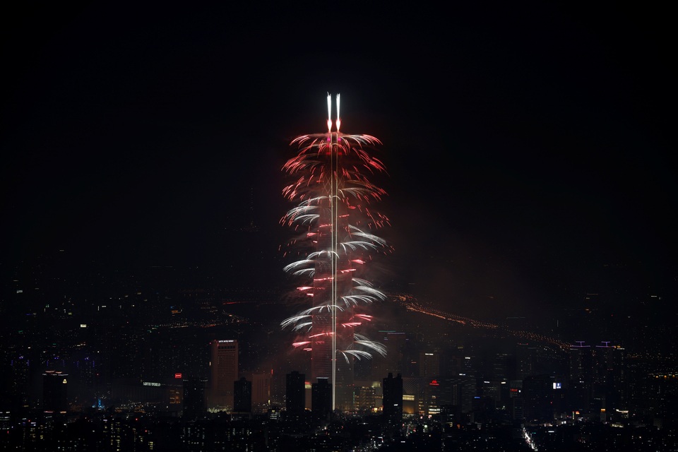 Mãn nhãn với màn bắn pháo hoa ở tòa nhà cao thứ 5 thế giới - 1 Tọa lạc tại thủ đô Seoul của Hàn Quốc, Lotte World Tower là tòa nhà cao 123 tầng với tổng chiều cao là 555 m. Màn trình diễn pháo hoa đẹp mắt đã diễn ra một ngày trước lễ khai trương của tòa nhà này. (Ảnh: Reuters)