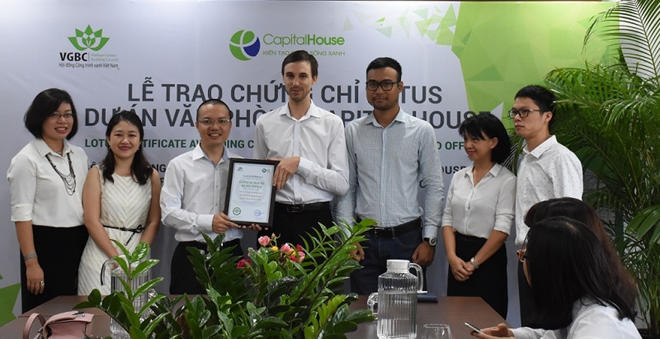 Capital House nhận chứng chỉ LOTUS cho dự án văn phòng Xanh - 1 Đại diện Tập đoàn Capital House nhận chứng chỉ LOTUS cho dự án văn phòng Xanh