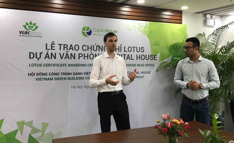 Capital House nhận chứng chỉ LOTUS cho dự án văn phòng Xanh - 3 Ông Xavier Leulliette - Giám đốc Ban Đề tài chứng nhận Hội đồng Công trình Xanh Việt Nam (áo trắng) đưa ra những lý do giúp dự án văn phòng Xanh được trao chứng chỉ LOTUS