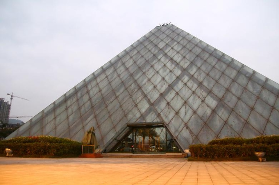 Những công trình nổi tiếng thế giới bị “nhái” tại Trung Quốc - 13 Bảo tàng Louvre nổi tiếng của Pháp cũng được tái hiện lại ở Trung Quốc.