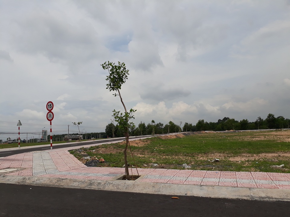 Lại "loạn" giá đất quanh dự án sân bay Long Thành - 1
Khu vực có đất rao bán nhiều nhất là các xã Bình Sơn và Lộc An (huyện Long Thành), đây là 2 xã chỉ bị giải tỏa một phần diện tích nên được coi là có cơ hội “sinh lời” cho nhà đầu tư