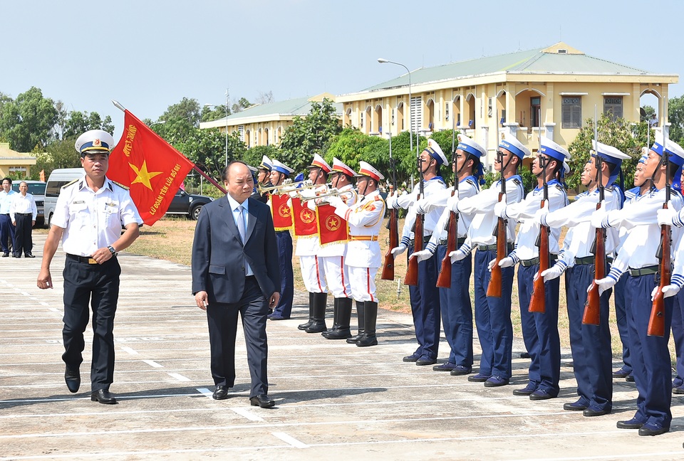 Thủ tướng kiểm tra công tác huấn luyện chiến đấu tại Lữ đoàn Tên lửa - 1
Thủ tướng duyệt đội danh dự của Lữ đoàn tên lửa