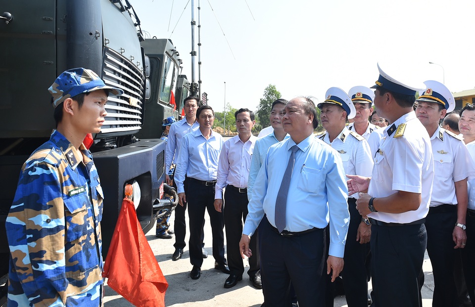 Thủ tướng kiểm tra công tác huấn luyện chiến đấu tại Lữ đoàn Tên lửa - 3
Thủ tướng kiểm tra tên lửa K-300P Bastion, phương án tác chiến của Lữ đoàn.