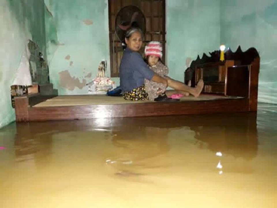 Chủ tịch tỉnh “lệnh” kiểm soát tài sản công, tặng quà Tết sai quy định - 2 Trận lũ hồi trung tuần tháng 10/2016 khiến cuộc sống của người dân nhiều nơi tại Hà Tĩnh gặp nhiều khó khăn.
