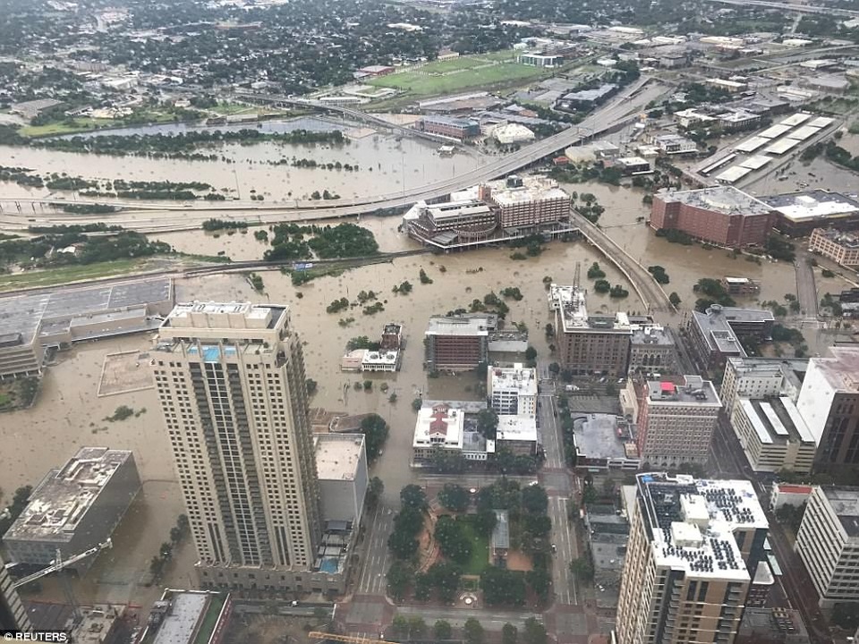 Người Mỹ khốn khổ vì mưa bão lịch sử - 1
Cảnh lũ lụt tại thành phố Houston, bang Texas nhìn từ trên cao sau trận bão lịch sử Harvey (Ảnh: Reuters)