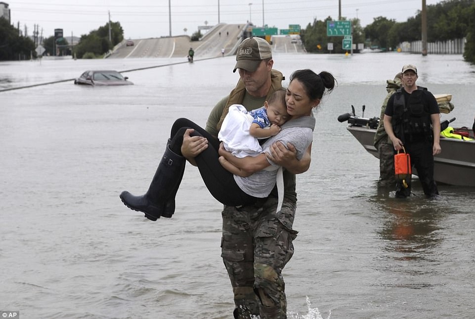 Người Mỹ khốn khổ vì mưa bão lịch sử - 8
Một cảnh sát Houston giải cứu cô Catherine Pham và con trai 13 tháng tuổi từ nhà riêng (Ảnh: AP)