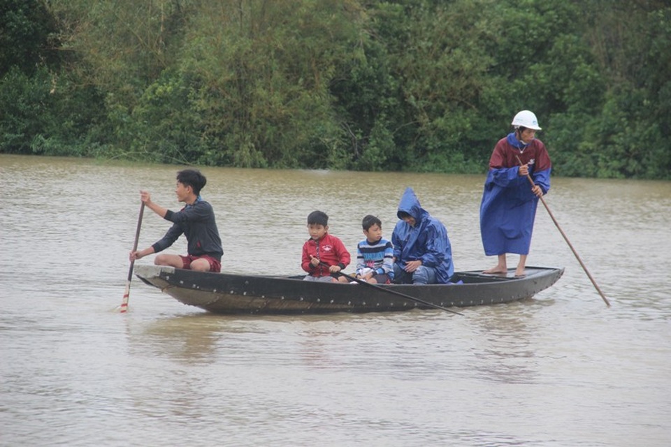 Nước lũ bủa vây, thuyền vẫn chạy đầy... đường - 1 Theo ghi nhận của PV Dân trí, hiện tại xã Hải Hòa, huyện Hải Lăng rút chậm, nhiều khu vực còn bị ngập sâu