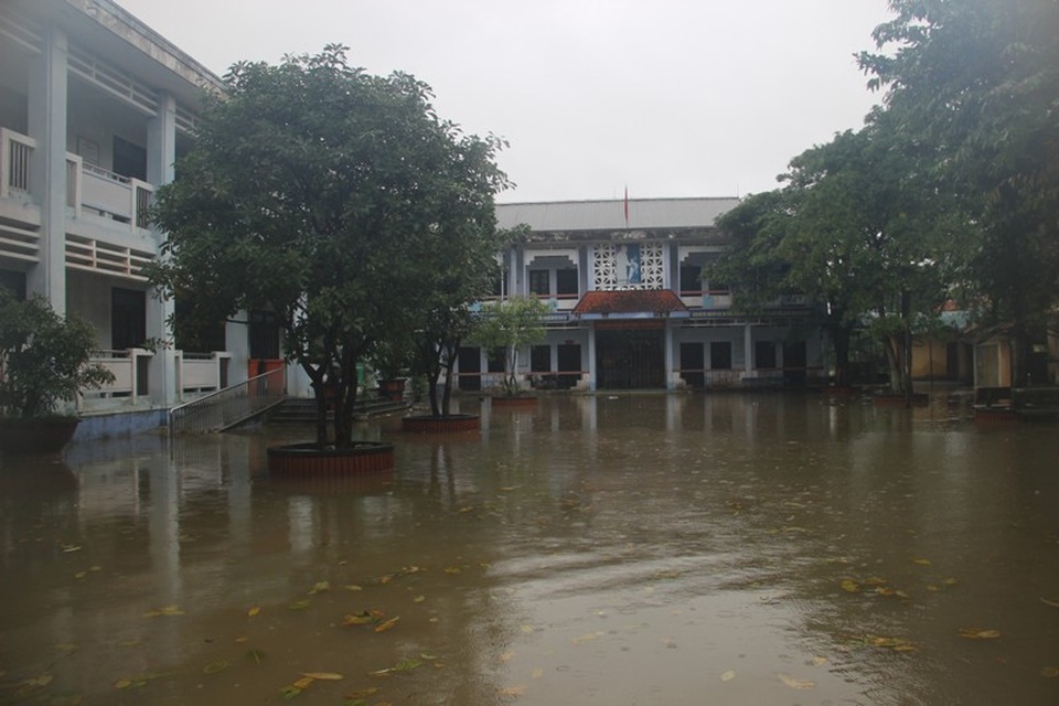 Nước lũ bủa vây, thuyền vẫn chạy đầy... đường - 7 Trường Trung học cơ sở Hải Hòa đang bị ngập. Học sinh vẫn chưa thể đến trường