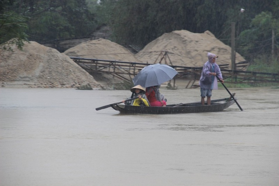 Nước lũ bủa vây, thuyền vẫn chạy đầy... đường - 9
Mưa vẫn chưa ngớt nên mực nước rút rất chậm.