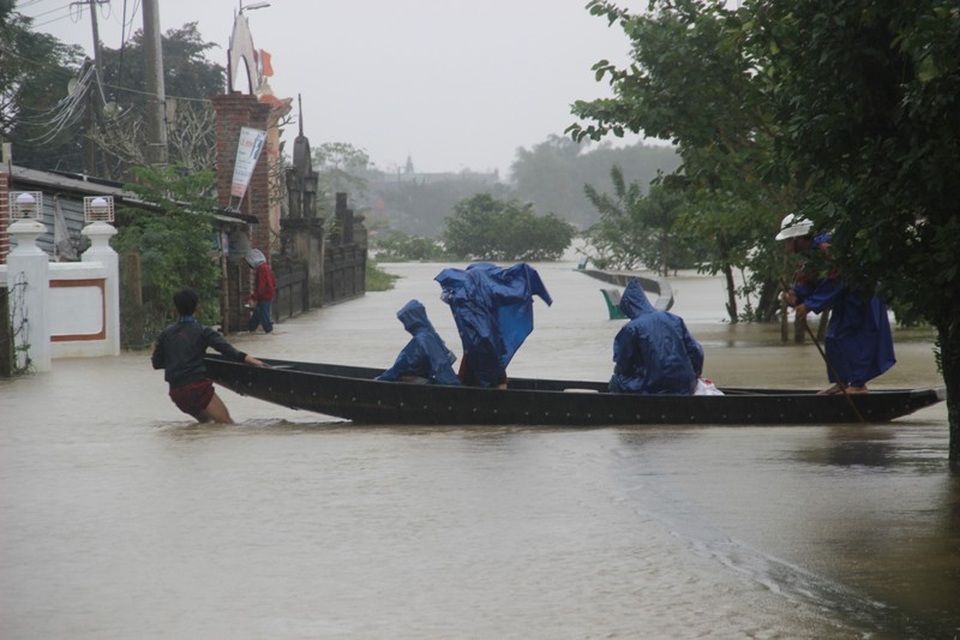 Nước lũ bủa vây, thuyền vẫn chạy đầy... đường - 2
Người dân địa phương phải dùng thuyền đi lại giữa dòng nước lũ