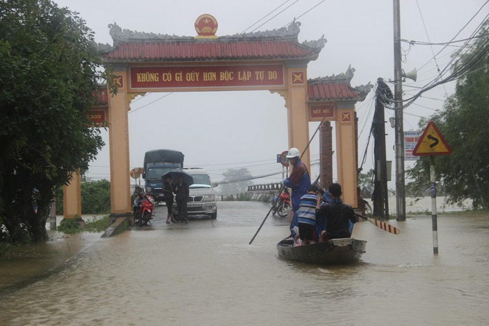 Nước lũ bủa vây, thuyền vẫn chạy đầy... đường - 3 Tại Hưng Nhơn, xã Hải Hòa, nơi ngập sâu nhất khoảng 0,5-0,7m